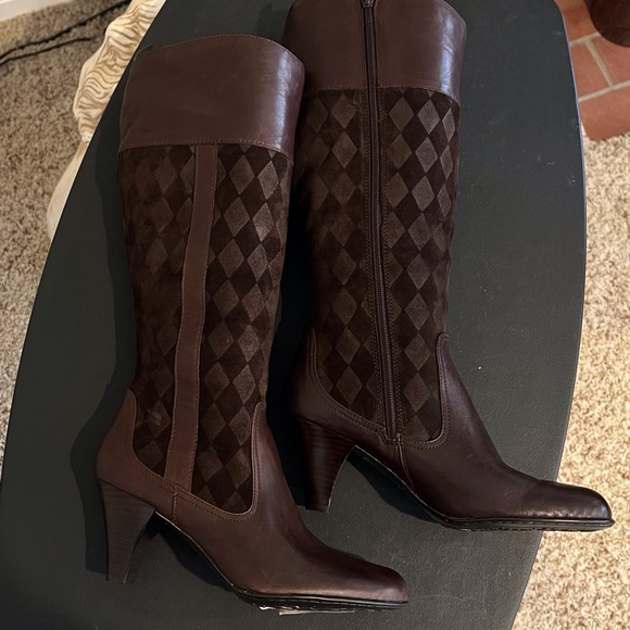 BORN WOMENS TALL LEATHER DIAMOND PATTERN BOOTS / SIZE: 9 - Picture 9 of 13